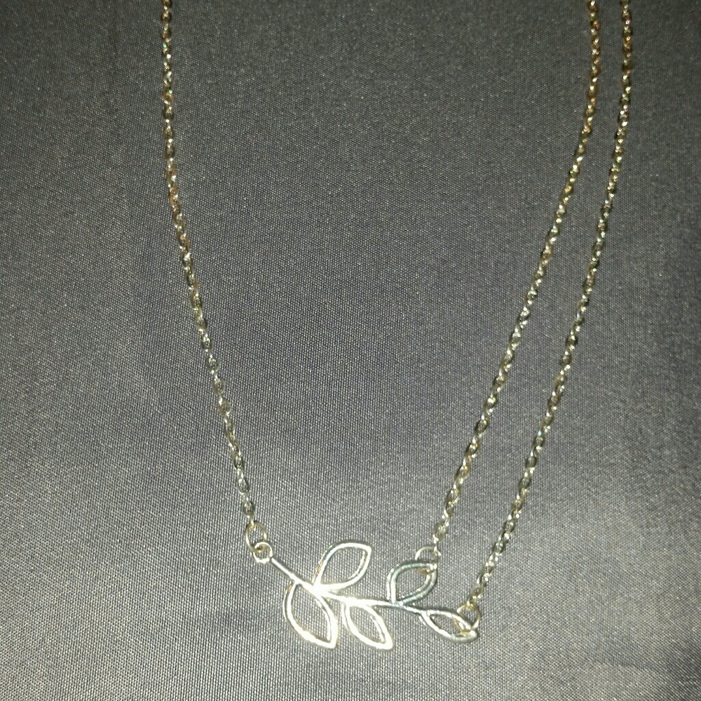 NEW 🌱Leaf necklace